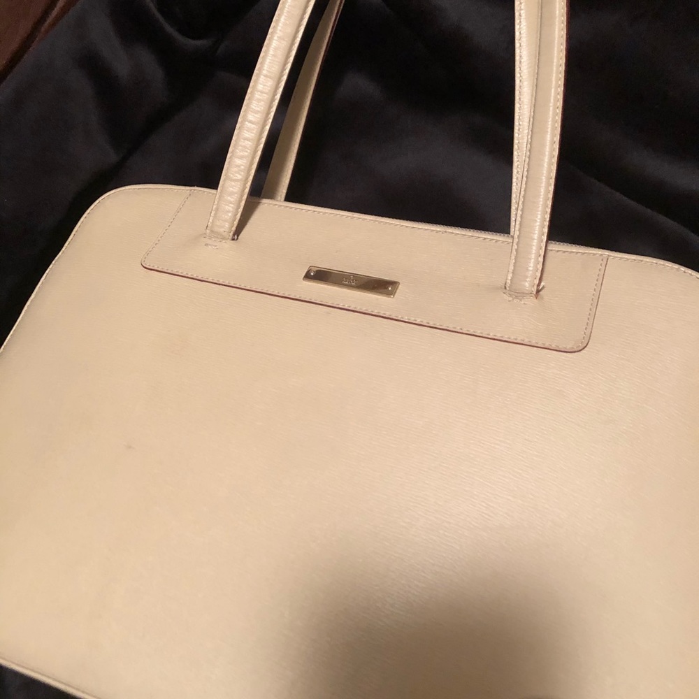 Simple leather Gucci bag.